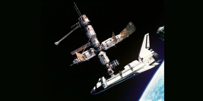 Orbitos stotis „Mir“ su prijungtu amerikietišku maršrutu „Atlantis“, 1995 m. Liepos mėn