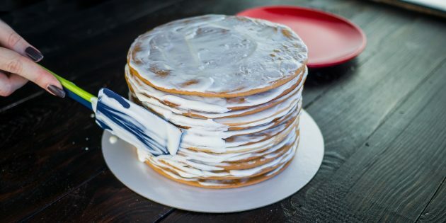 Klasikinis „Medovik“ receptas: torto šonus patepkite kremu