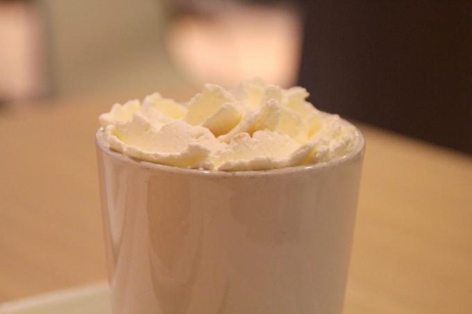 karšti gėrimai: balta karštas šokoladas su moliūgų