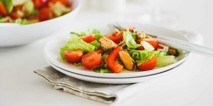 Salotos su midijomis, pomidorais ir paprikomis