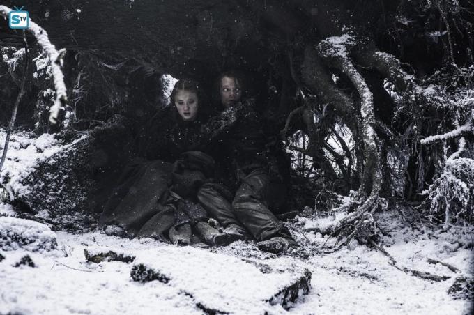 Theon ir Sansa pabėgti nuo persekiojimo