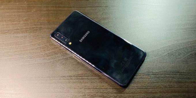 "Samsung" Galaxy A7: Galinė panelė