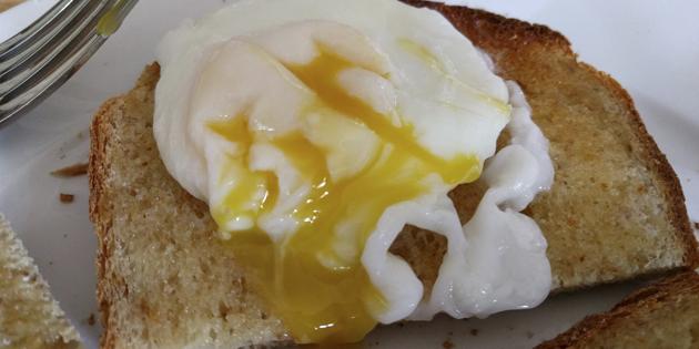 greitai receptai patiekalų: apvirtas kiaušinis su pikantišku padažu 