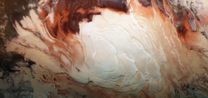 Vandens Marse egzistuoja skysto ir kieto kūno