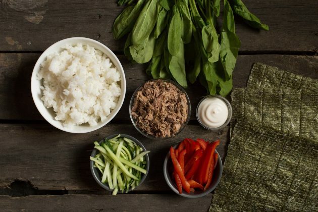 Klasikinis onigirazu suši sumuštinis: pradėkite nuo ingredientų paruošimo įdarui