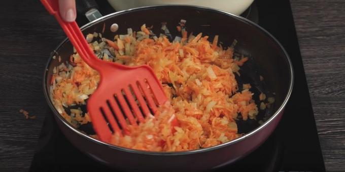 Žingsnis po žingsnio receptą barščiai: Fry svogūnai ir morkos, kartais pamaišant, apie 5 minutes