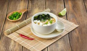 Japoniška chankonabe sriuba su šitake, tofu ir mėsos kukuliais