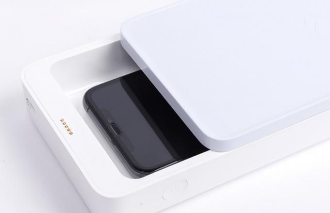 „Xiaomi“ pristatė išmaniųjų telefonų ir kitos įrangos dezinfekavimo dėklą