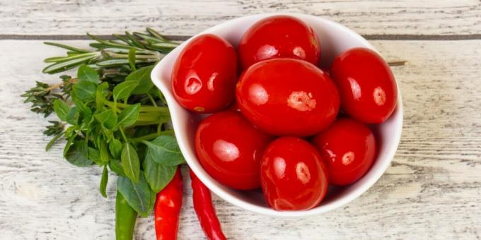 Sūdyti pomidorai su kalendra ir raudonėliais