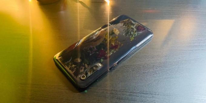 Apžvalga Xiaomi Mi 9: Smartphone dangtelis