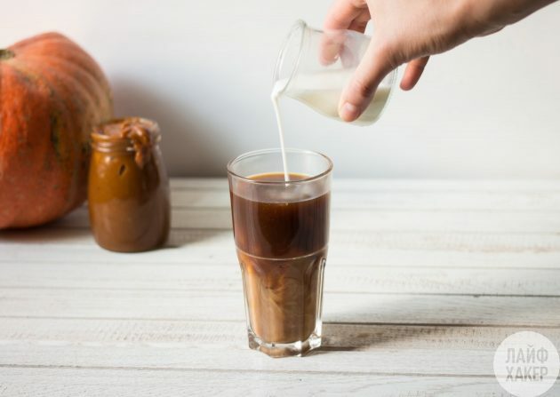 Moliūgų latte: užpilkite kava ir pienu