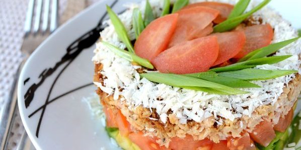 Salotos be majonezo: sluoksniuotos salotos su avokadu, pomidorais ir rausvos lašišos