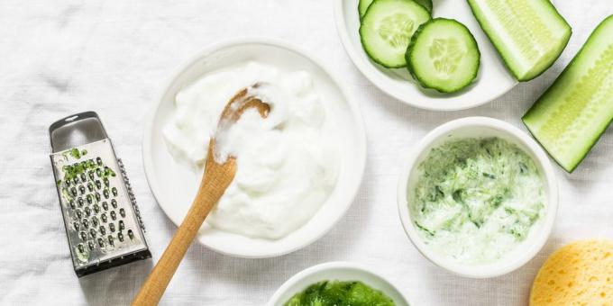 Kaukė nuo sausumo ir patinimas apie jogurto ir agurkų pagrindu