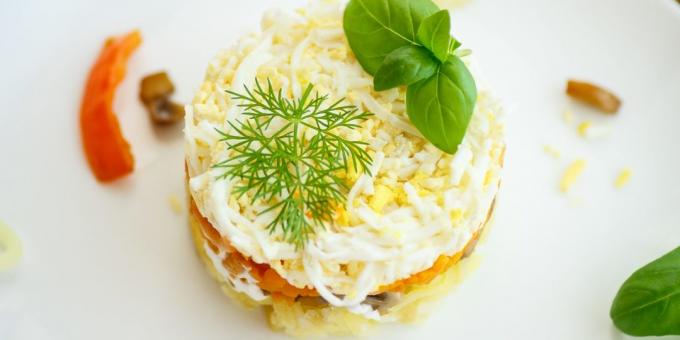 Salotos su grybais, kumpiu ir sūriu: paprastas receptas