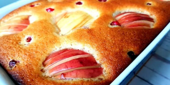 Bezmięsny pyragas su obuoliais dėl obuolių sulčių