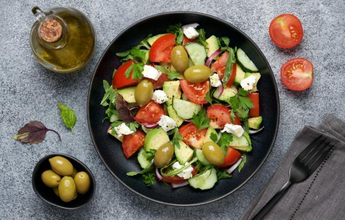Graikiškos salotos su avokadu