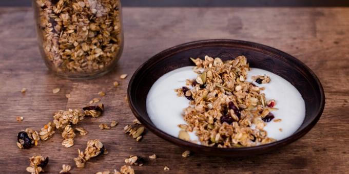 Itin greita granola keptuvėje su spanguolėmis ir sėklomis