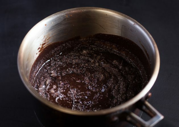 pyragas su šokoladu: įpilkite cukraus ir kakavos