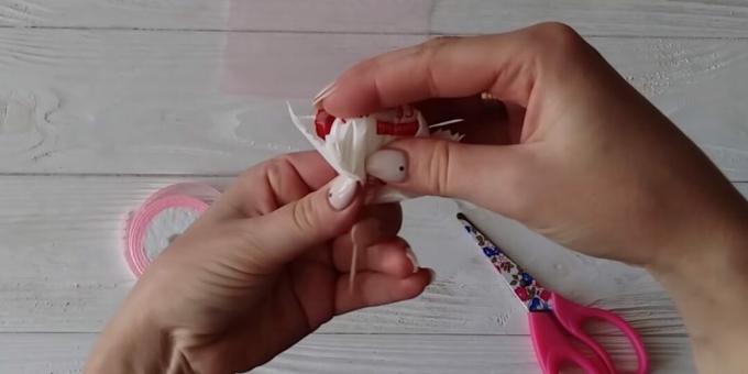 Kaip pasigaminti saldainių puokštę: prie saldainių priklijuokite dantų krapštuką