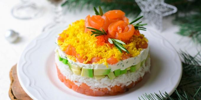 Sluoksniuotos salotos su raudona žuvimi ir ryžiais