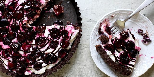 tortas receptas su vyšniomis: Šokoladas pyragas su degto vyšnios ir plakta grietinėlės