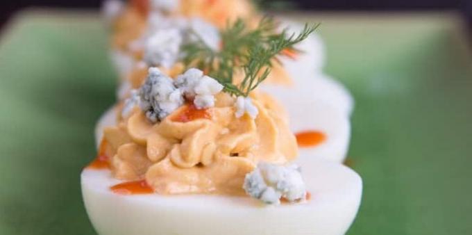 Įdaryti kiaušiniai su mėlynu sūriu