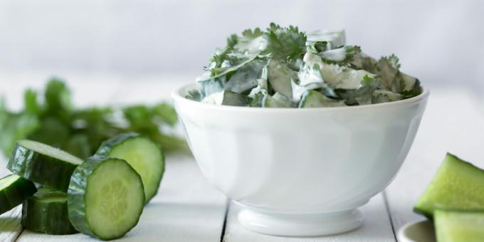 Dietinės agurkų salotos su mėtomis ir kefyro padažu: paprastas receptas 