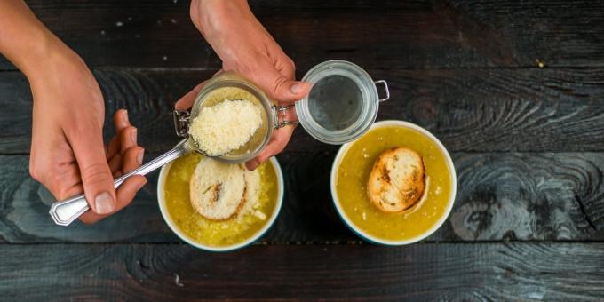 Kaip pasiruošti Prancūziška svogūnų sriuba: Pabarstykite tarkuotu sūriu