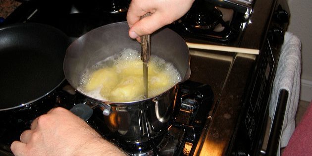 Bulvių koše receptas: bulvės noras patikrinti peilį