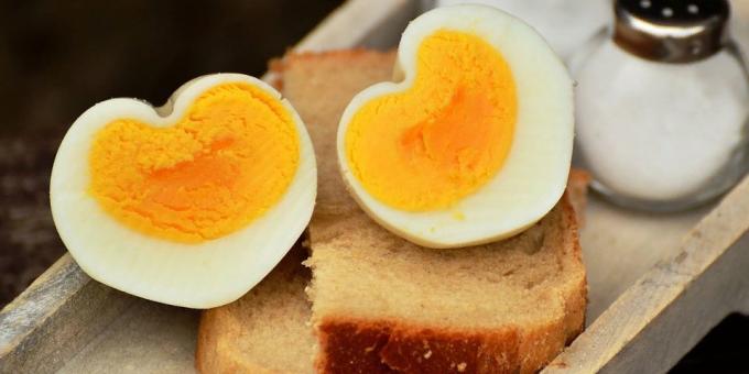 Virti kiaušiniai su grietine ir duona - skanu ir nebrangu