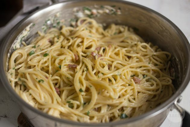 Kaip pasigaminti „carbonara“ makaronų: į spagečius įpilkite padažo, šoninės ir žolelių