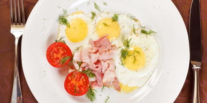 Kepti kiaušiniai su svogūnais, sūriu ir žolelėmis: paprastas receptas