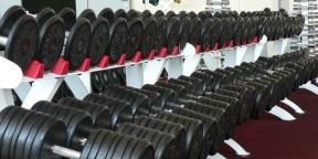 Hantelio arba svarsčių: ką pasirinkti sporto salėje ir namuose
