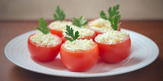 Pomidorai, įdaryti su sūriu ir česnaku
