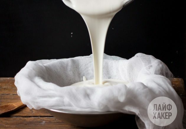 Norėdami gaminti naminį jogurto pagrindu pagamintą kreminį sūrį, mišinį užpilkite marle