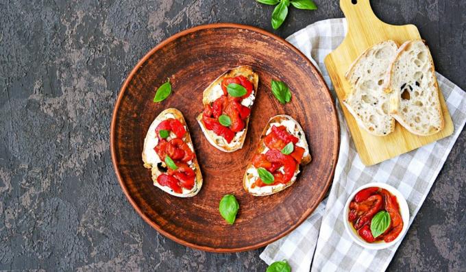 Bruschetta su sūriu ir keptais pipirais