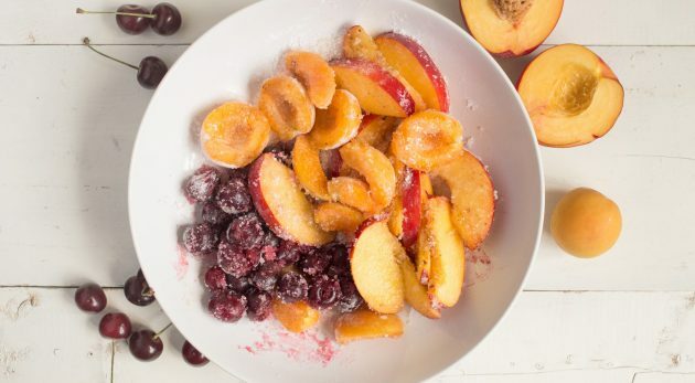Smėlio sausainis su uogomis ir vaisiais: vaisius ir uogas užberkite cukrumi ir krakmolu