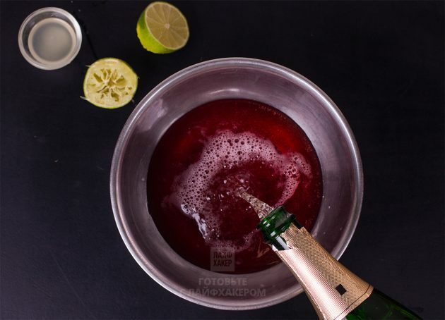 Šampano rozmarino granatų kokteilis: supilkite granatų sultis ir šampaną