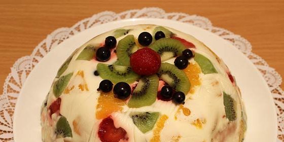 Želė tortas "sudužusio stiklo" su vaisiais