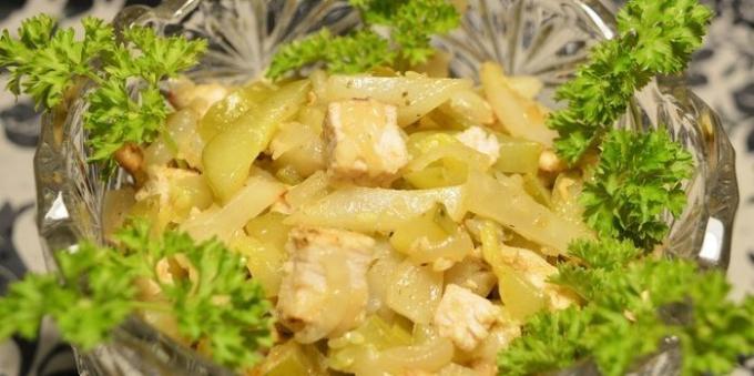 Artišokas receptai: Karštas salotos su topinambų, vištienos ir marinuotais agurkais