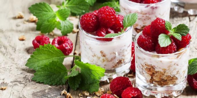 Ką valgyti prieš treniruotę: jogurtas su uogomis ir GRANOLA