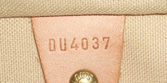 Originalus ir padirbtų "Louis Vuitton" rankinės: viduje turi būti įspaustas serijos numeris
