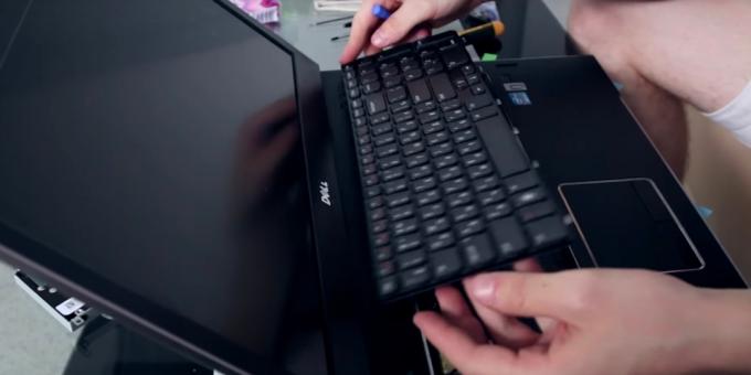 Smalsauti tarpininko užraktai ant klaviatūros perimetrą ir atsargiai pakelkite valyti nešiojamąjį kompiuterį