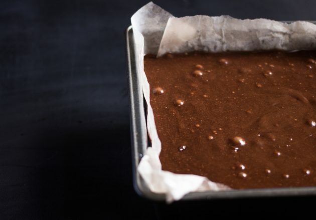 šokolado pyrago receptas: supilkite tešlą į formą