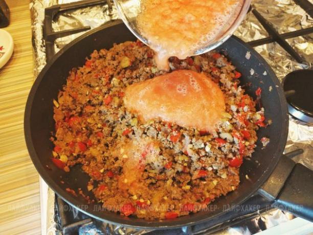 Aplaistytas Joe Burgeris: į beveik paruoštą mėsos padažą įpilkite pomidorų pastos
