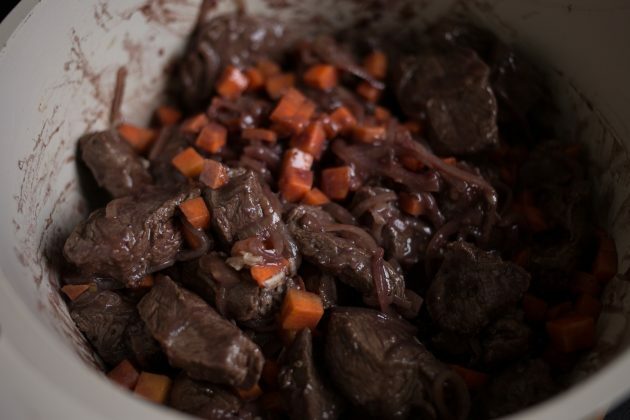 Burgundiška jautiena: grąžinkite mėsą į keptuvę