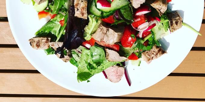 dietiniai salotos: salotos su jautiena ir kepta baklažanų