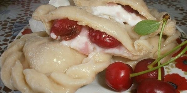 Koldūnai su vyšnių ir grietinėlės sūris