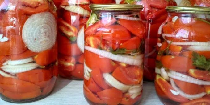 Pomidorai su česnakais, svogūnais ir petražolėmis žiemai