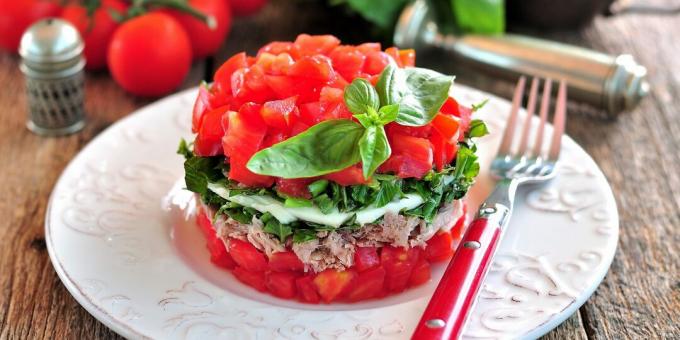 Mocarelos, tuno ir česnako salotos: paprastas receptas